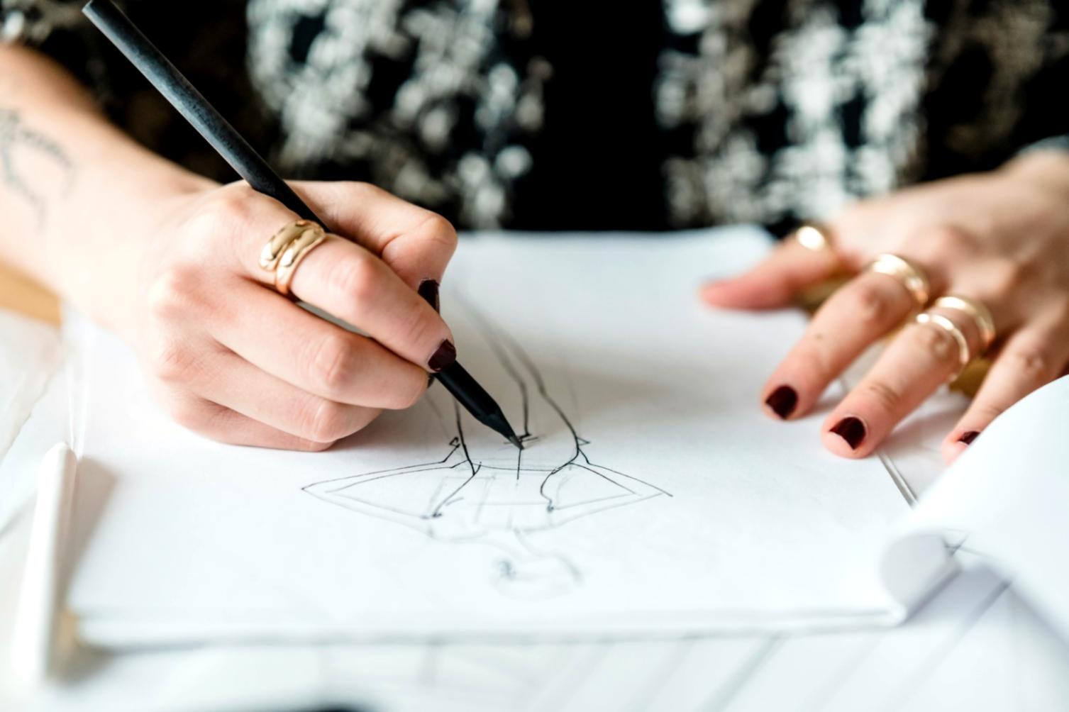 Estudiantes practicando dibujo del natural en el estudio
